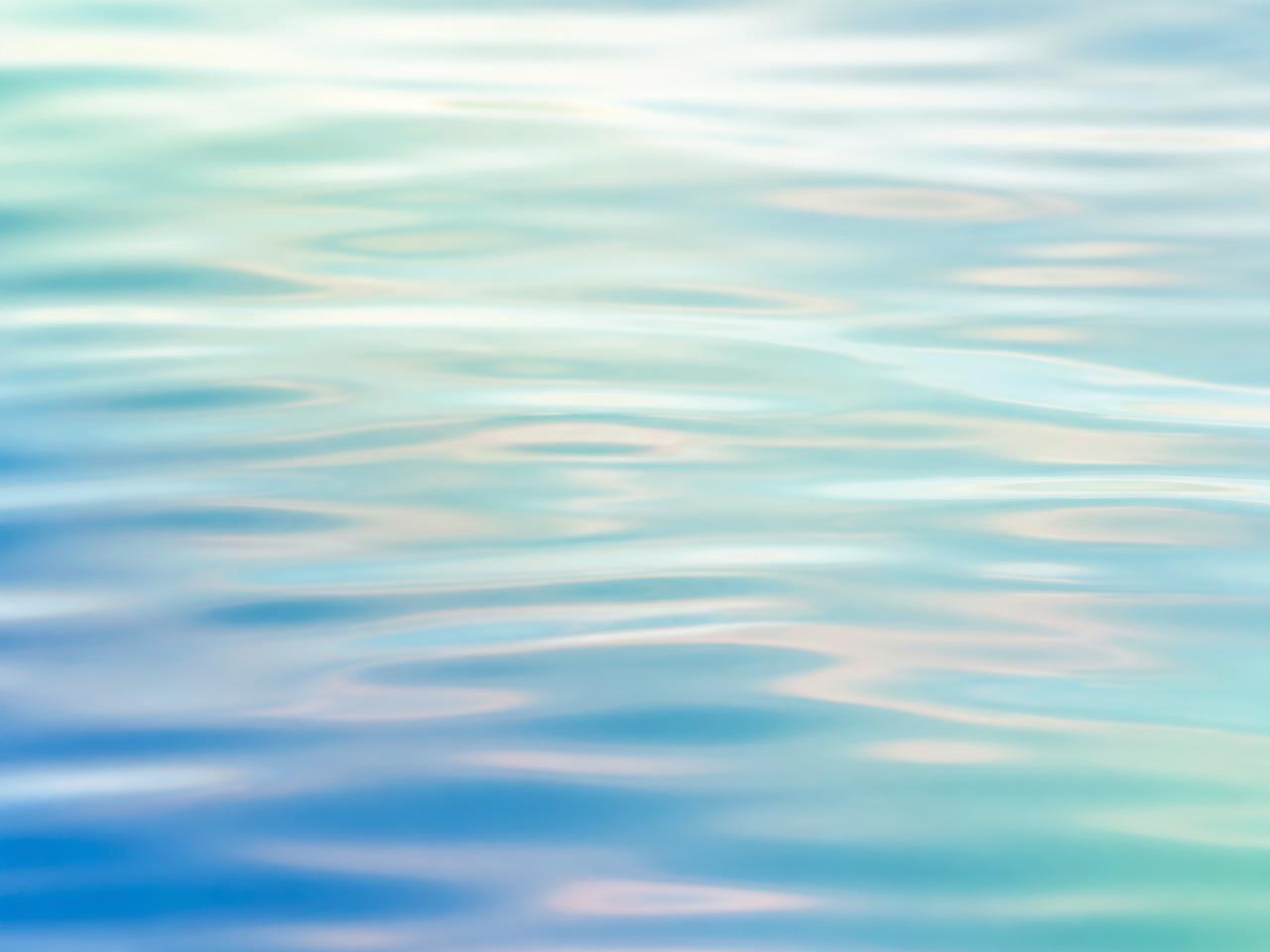 Sanft bewegte Wasseroberfläche in Blau- und Minttönen